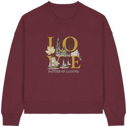 Kastiges Damen-Sweatshirt mit Hamburg-Motiv
Hafen "Michel" Damen Sweatshirt mit Hamburg LOVE-Motiv

Boxy Fit Sweatshirt aus Bio-Baumwolle in elegantem Design

Detailansicht: Handgezeichnete Wahrzeichen & goldene Akzente

Rückenansicht: LLOOVA Statement Sweatshirt

Stylisch & nachhaltig: Frauen Sweatshirt aus Hamburg

Urbaner Chic: Oversized Boxcut mit maritimer Botschaft


